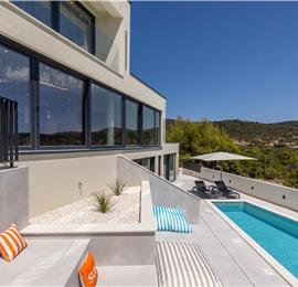 4 bedroom villa with heated pool and sea view in Vinišće, sleeps 8